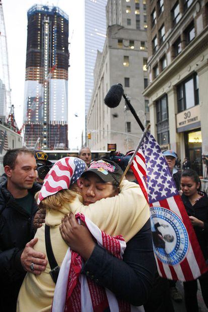 Un grupo de bomberos se une a la multitud en Times Square, en Nueva York, para celebrar la caza de Bin Laden.