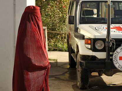 Una mujer frente a un veh&iacute;culo de la Cruz Roja en Kabul, en una foto de archivo.