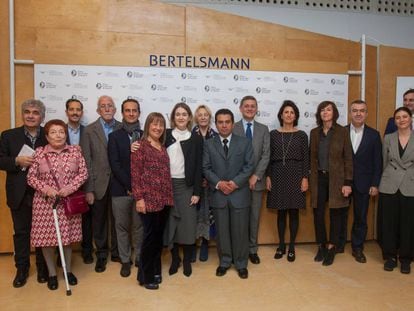 M&eacute;dicos y pacientes de la Cl&iacute;nica Universidad de Navarra junto a escritores de &#039;Vivir a pulso&#039;, en la presentaci&oacute;n del libro.