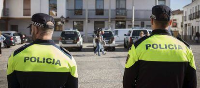 Agentes de la Policia Local permanecen en el Ayuntamiento de Valdemoro. 