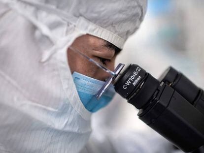 Un científico investiga el desarrollo de una vacuna contra el coronavirus en Pekín.