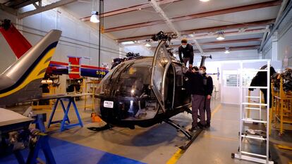 Alumnos del Instituto Tecnológico Superior ADA ITS en sus prácticas con una de las aeronaves incautadas a narcotraficantes por fuerzas de seguridad del estado y cedidas al centro, en Sevilla.