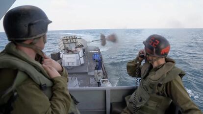 Dos soldados israelíes disparan contra posiciones de Hamás en Gaza este domingo.