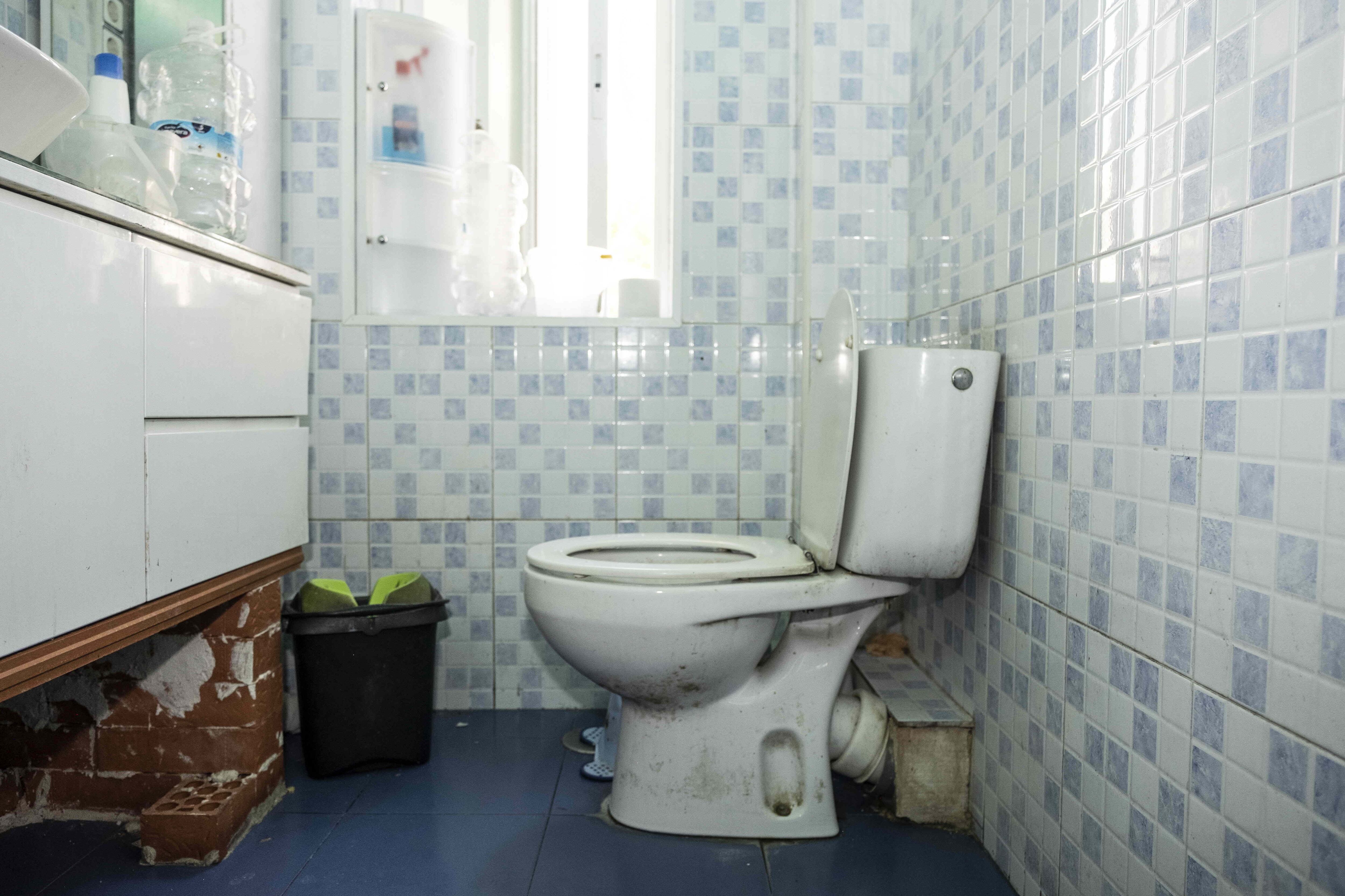 El baño de la vivienda, con la cisterna inutilizada del váter. / D. E. 