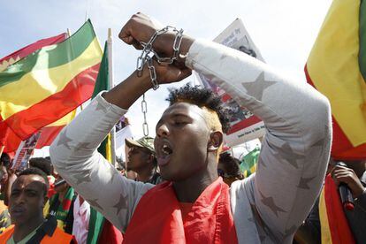 Etíopes protestan contra la candidatura de su compatriota Tedros Adhanom para el cargo de Director General de la OMS durante una manifestación frente al Palacio de las Naciones en Ginebra, Suiza.
