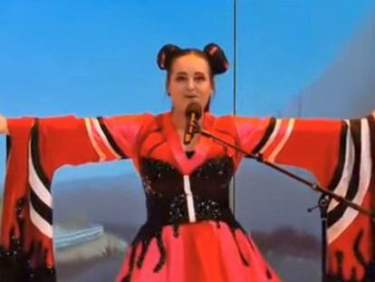 La cantante Martine Sandefort interpreta una versión paródica de la canción Toy en un programa de televisión holandés el pasado 19 de mayo.