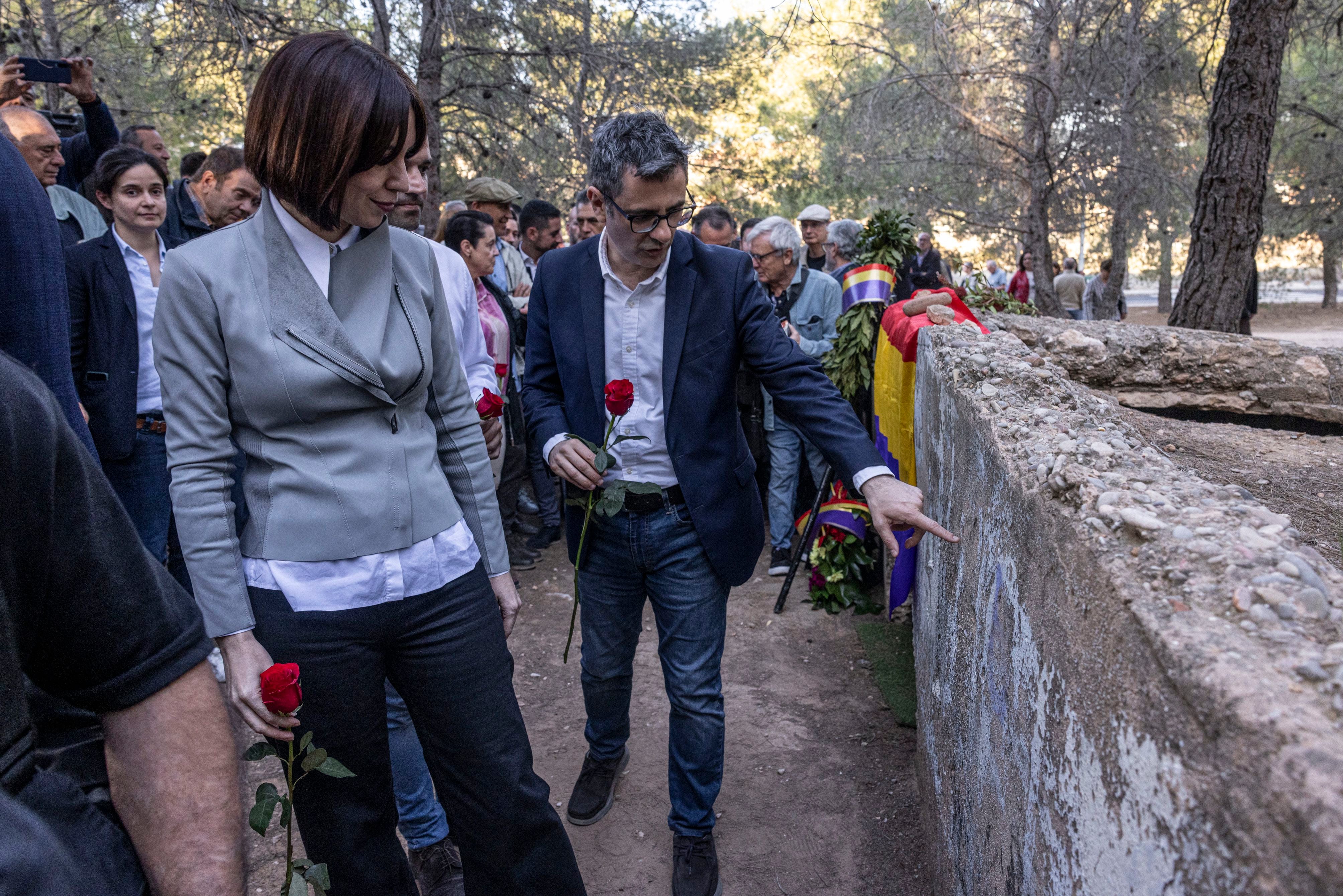 Dos ministros claman contra “el blanqueo del franquismo” del PP y Vox en el muro en que fueron fusiladas 2.238 personas en Paterna