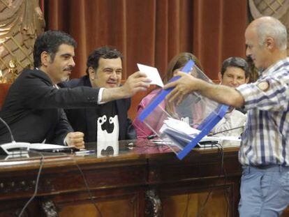 Eneko Goia, alcalde de San Sebasti&aacute;n, junto al socialista Ernesto Goia durante el pleno de constituci&oacute;n del Ayuntamiento donostiarra.