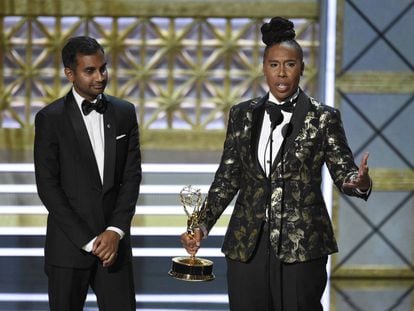 Aziz Ansari y Lena Waithe, ganadores del Emmy al mejor guion de comedia por el capítulo 'Acción de Gracias' de 'Master of None'.