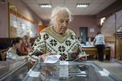 Una votante en el refer&eacute;ndum separatista de Ucrania.