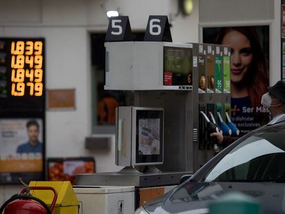 Un hombre llena el depósito de su coche en una gasolinera de Madrid.