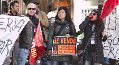 Protesta en Alicante por la deuda del Consell con entidades que trabajan con menores.
