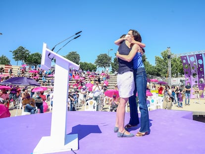 La ministra de Igualdad, Irene Montero (izquierda) y la ministra de Derechos Sociales y nueva secretaria general de Unidas Podemos, Ione Belara (derecha), se abrazan en la IV Asamblea Ciudadana Estatal de Podemos.