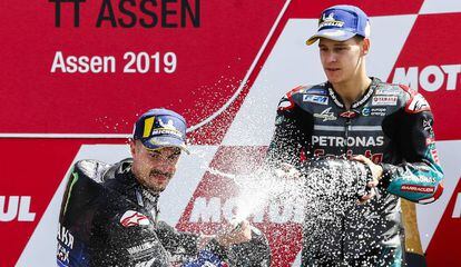 Maverick Viñales y Fabio Quartararo (Yamaha) celebran la victoria en Assen, tras la carrera del GP de Holanda 2019.