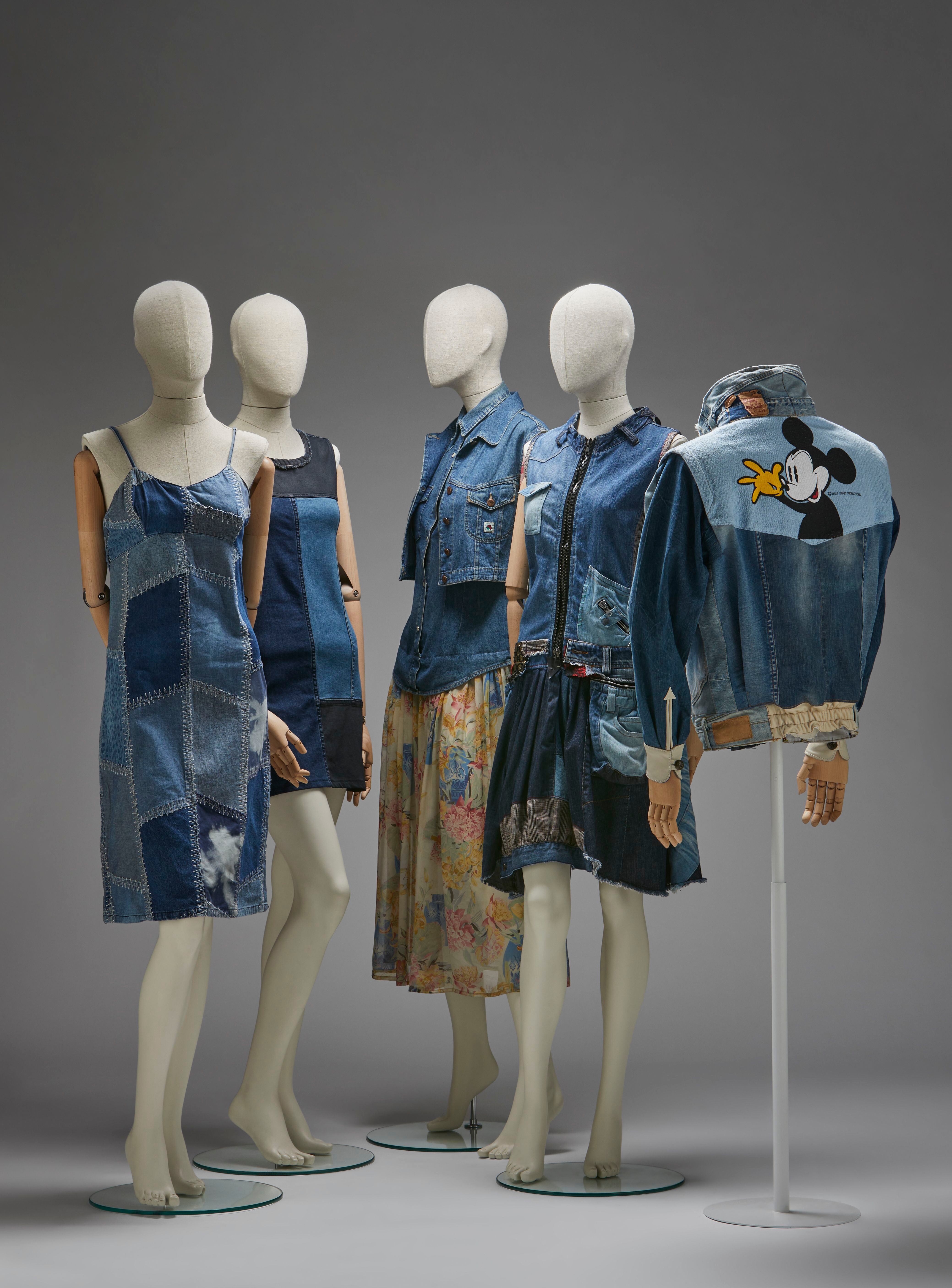 Una selección de las más de 200 piezas que se exponen en la muestra 'Jeans de la Calle al Ritz', en el Museo del Traje.