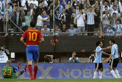 Higuaín y Tévez celebran el tercer gol de Argentina con Reina y Cesc como testigos.