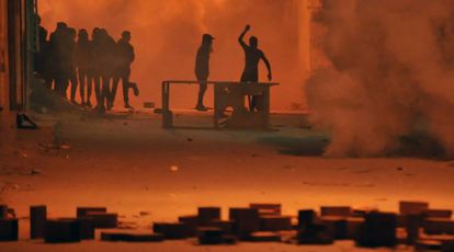 Manifestantes tunecinos lanzan piedras hacia las fuerzas de seguridad en el distrito de Djebel Lahmer (Túnez).