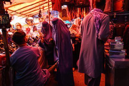 Mujeres en el bazar del barrio Khair Khana de Kabul, este domingo.