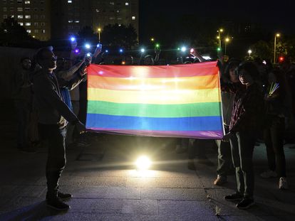 Decenas de personas se concentran a las puertas del Parlamento de Castilla y León en Valladolid para iluminar el edificio con linternas de colores y banderas del Orgullo LGTBI en señal de protesta.