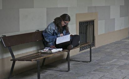 Una estudiante en el patio de letras de la Universidad de Barcelona, en 2014. 