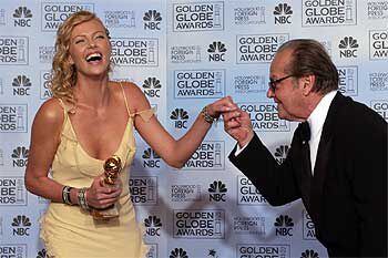 Charlize Theron, premio a la mejor actriz dramática, y Jack Nicholson, en la gala de los Globos de Oro en Los Ángeles.