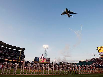 Un avión militar C-17 Globemaster sobrevuela el Angels Stadium, en Anaheim, durante la celebración del Opening Day, en 2010.