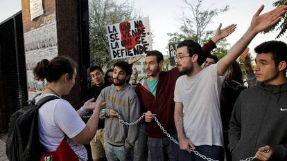 Protesta de alumnos en uno de los campus de la URJC tras estallar el escándalo