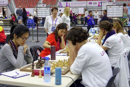 La campeona del mundo, Yifán Hou, a la izquierda, durante la partida que perdió frente a Dana Reizniece-Ozola