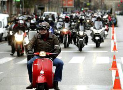 Los participantes en la XXXII edición de la concentración motociclista "Pingüinos 2013" recorren el centro de Valladolid desde su lugar de concentración, en la jornada de hoy del encuentro de aficionados a las dos ruedas, al que asisten miles de participantes de distintos países.