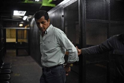 El ex ministro de Defensa Manuel López tras ser detenido en Ciudad de Guatemala