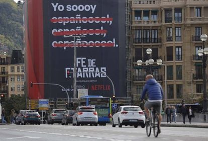 Cartel gigante colocado por Netflix en San Sebastián para promocionar la película 'Fe de etarras'.