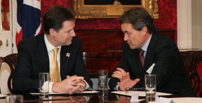 Artur Mas junto al viceprimer ministro del Reino Unido, Nick Clegg, en una cumbre de gobernantes celebrada en Londres.
