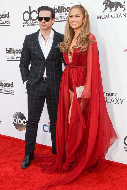 Jennifer Lopez, que recibió un homenje a toda su carrera, posó con su pareja Casper Smart. La cantante vistió un vestido rojo firmado por Dona Karan.