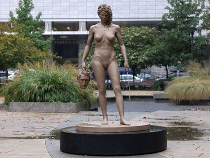 La estatua de Medusa del artista argentino Luciano Garbati, frente al Tribunal Penal de Justicia de Nueva York