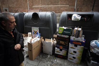 En la imagen, basura junto a contenedores en una calle del centro de Madrid.