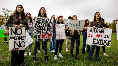 Varias mujeres sujetaban carteles con algunos de los mitos de la violación, como "el alcohol no es una excusa", durante una concentración en 2021 a favor de las víctimas de agresiones sexuales en Bloomington (Indiana, EE UU).