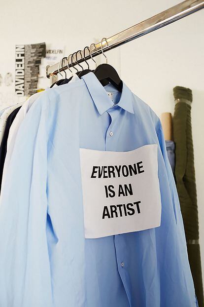 El mensaje «Everyone is an artist» («Todo el mundo es un artista»), referencia al polifacético creador alemán Joseph Beuys.