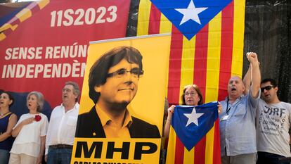 Acto independentista en el Fossar de les Moreres con una pancarta de Puigdemont en la Diada del pasado lunes.