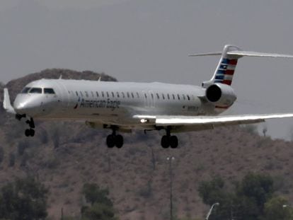Un avión regional de American Airlines aterrizando en Phoenix