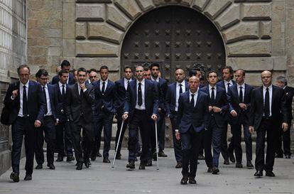 Jugadores azulgranas y amigos de Tito Vilanova a su llegada a la catedral de Barcelona.