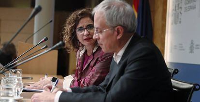 La ministra de Hacienda, María Jesús Montero, y el secretario de Estado de Hacienda, Jesús Gascón.