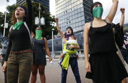 Un grupo de mujeres protesta contra la violencia de género en Caracas en diciembre de 2019.