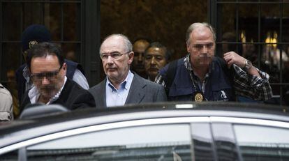 Rodrigo Rato sale de su domicilio de Madrid escoltado tras su detención.