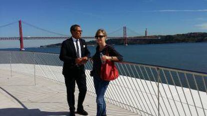 La arquitecta Amanda Levete con el director de EDP, António Mexía, en el balcón del Maat.