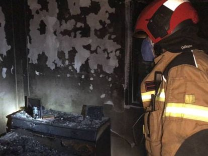 Un bombero en un edificio afectado por un incendio. 