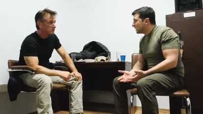 Sean Penn y Volodymyr Zelenskyy se conocen la noche del 24 de febrero de 2022, al comienzo de la invasión rusa, como se ve en 