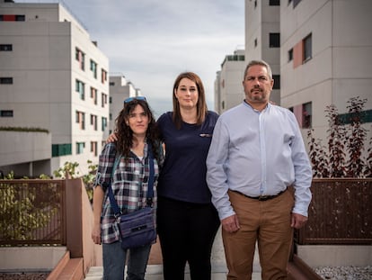 De izquierda a derecha, Raquel Martín, Ainhoa Rivas y Ramón Bultó, tres vecinos de los bloques de Getafe (Madrid) donde Fidere quiere incrementar las rentas hasta en un 100%.