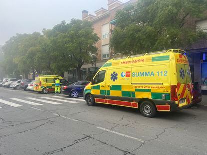 Dos ambulancias del Summa 112 en el lugar en el que se ha producido el incendio en Brunete.