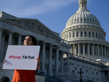 Una mujer, protestando frente al Capitolio (Washington DC) contra las medidas contra TikTok, el 12 de marzo.