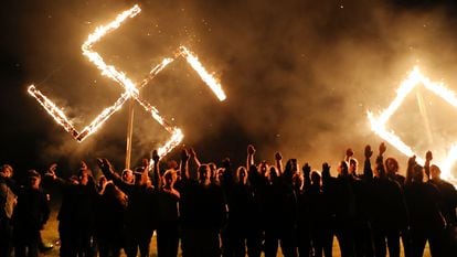 Manifestantes del Movimiento Nacional Socialista, uno de los mayores grupos neonazis de EE UU, en una concentración en Draketown (Georgia), en 2018, en la que se temió que se produjera la violencia vivida en Charlottesville (Virginia).